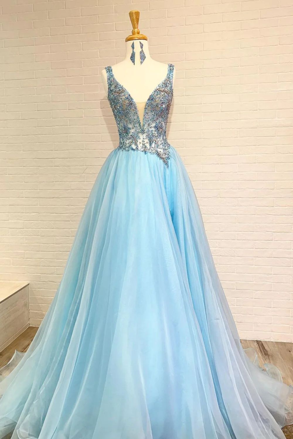 Dressime Elegant A-Line Tulle Beads V-Neck Sleeveless Prom Dresses dressime