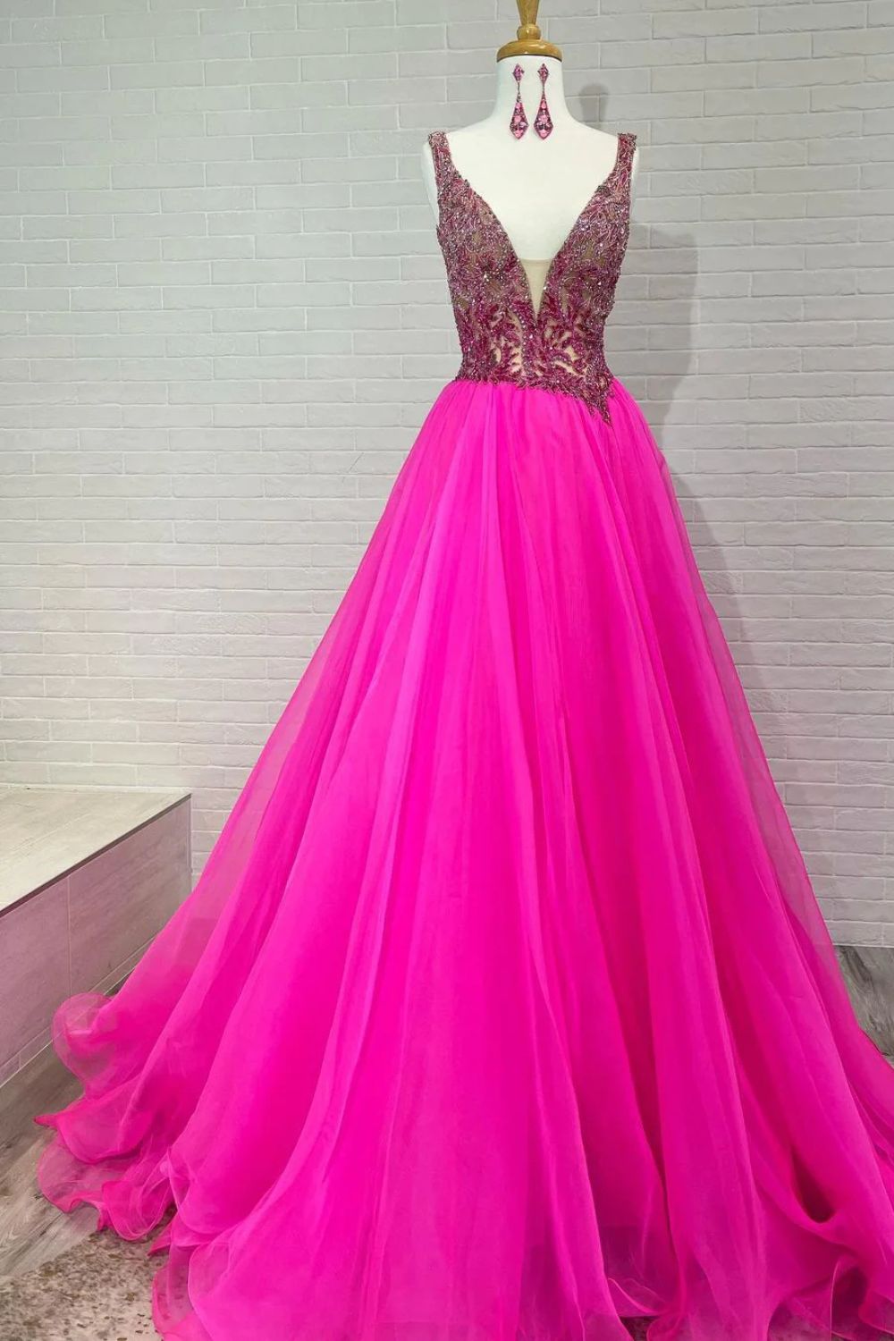 Dressime Elegant A-Line Tulle Beads V-Neck Sleeveless Prom Dresses dressime