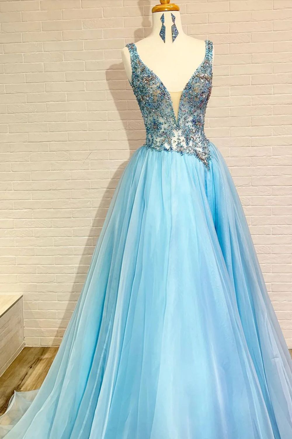 Dressime Elegant A-Line Tulle Beads V-Neck Sleeveless Prom Dresses dressime