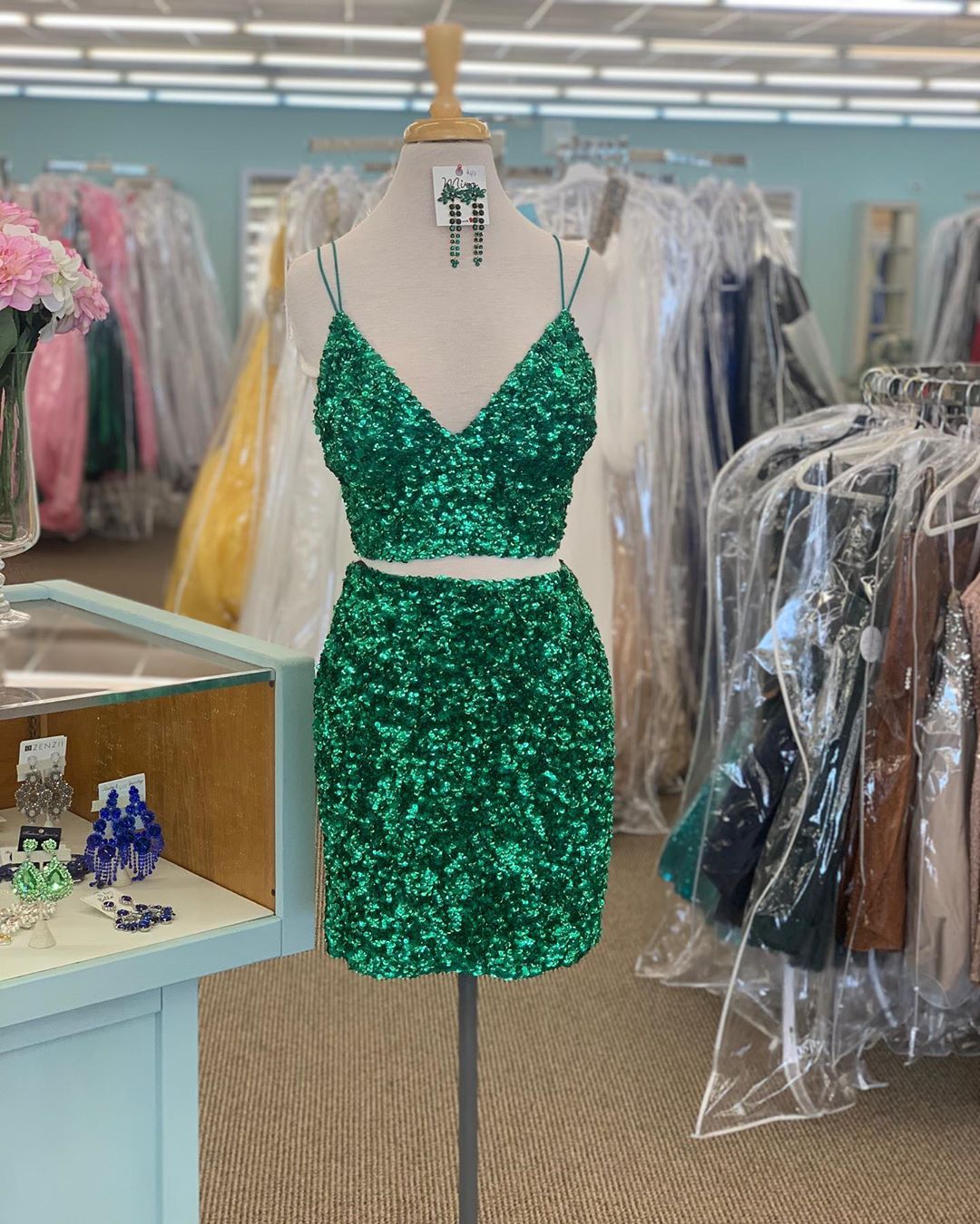 dressimeSequins Two Pieces Homecoming Dresses V-Neck Knee-Length Cocktail Dresses