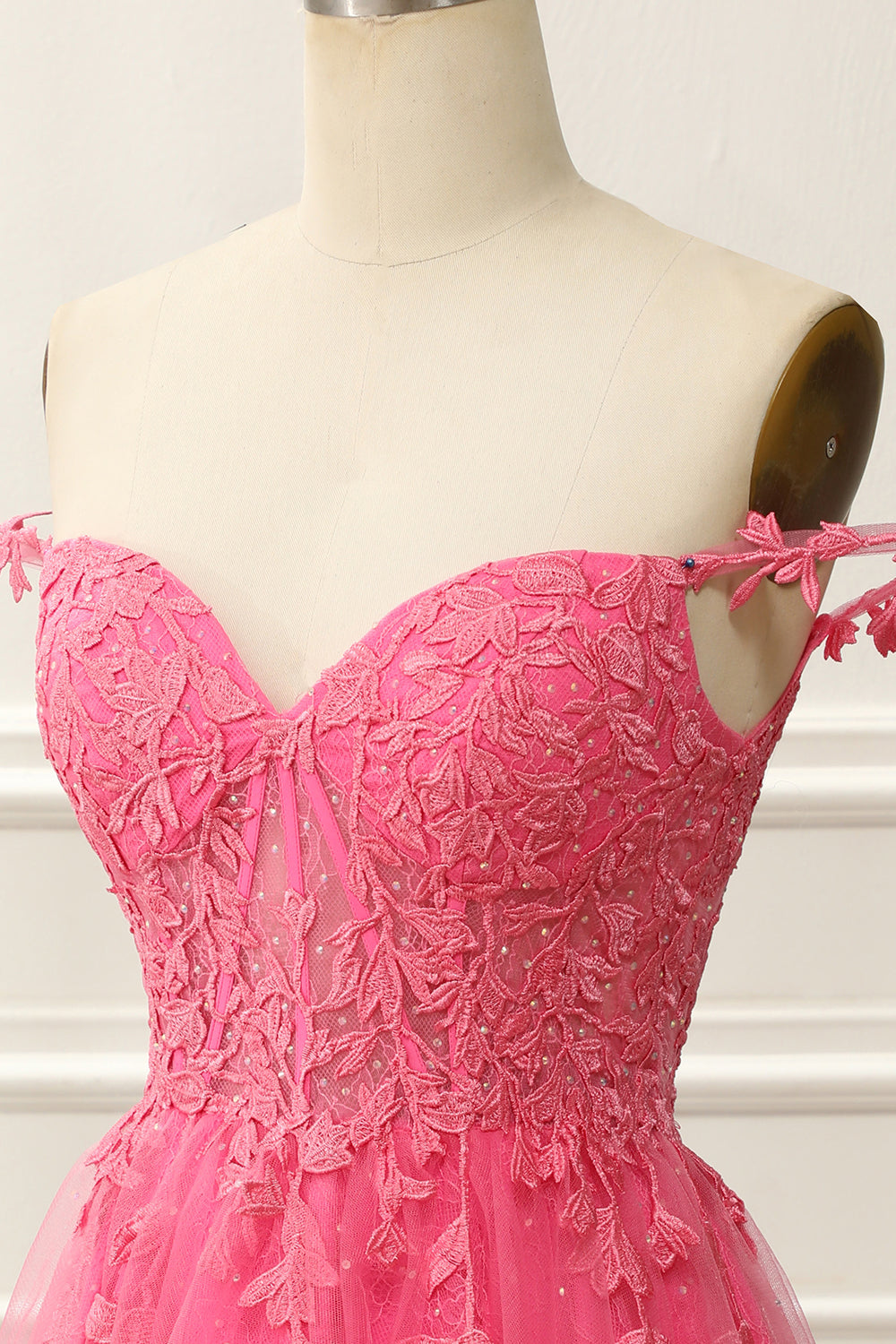 dressimeTulle V Neck Above Knee Lace Appliques Short Homecoming Dresses