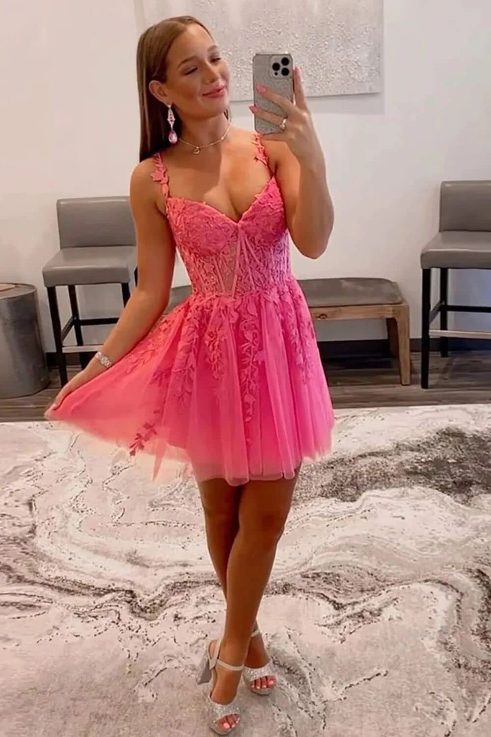 dressimeTulle V Neck Above Knee Lace Appliques Short Homecoming Dresses