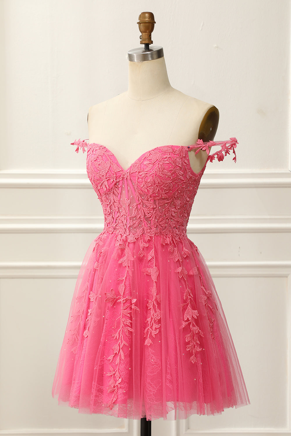 dressimeTulle V Neck Above Knee Lace Appliques Short Homecoming Dresses
