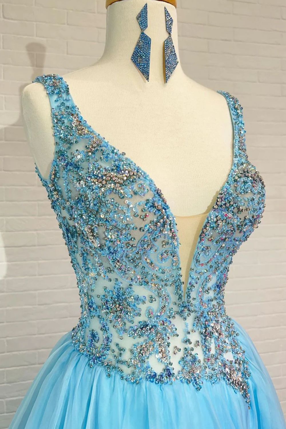 Dressime Elegant A-Line Tulle Beads V-Neck Sleeveless Prom Dresses dressime